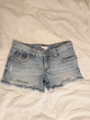 Lågmidjade shorts - Helt oanvända jeansshorts från Gina Tricot, säljs då jag köpte fel storlek och råkade riva bort lappen