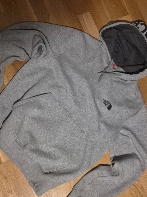 TNF hoodie - North face hoodie , grey coulour size M , fits really nice not used much so NO defects or anything i would say it looks great!          SIZE:M