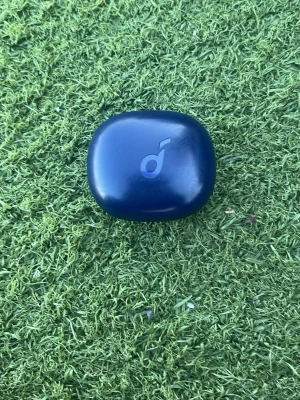 Mörkblå trådlöst hörlursfodral - Anker soundcore p3 navy blue, om du vill läsa mer sök ba upp den helt ärligt men den har bra kvalitet av ljud. Men det finns bara högra sidan kvar