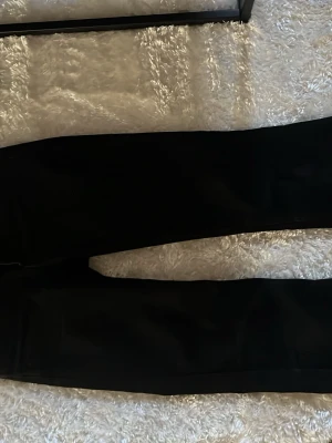 Jeans Nelly  - Svarta bootcut jeans från Gina! Jättefint skick (nypris 700 mitt pris 299