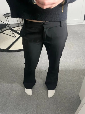 Svarta kostymbyxor  - Säljer ett par svarta kostymbyxor från Bikbok i storlek 34 short. Aldrig använda!!