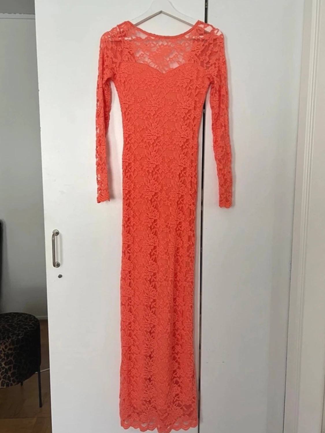 Lång korallfärgad spetsklänning