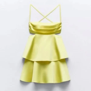 Zara klänning gul satin  - Supersöt, trendig och slutsåld klänning med dubbla volanger och smala axelband. Klänningen har en glansig finish och en figurnära överdel. Perfekt för sommarens alla tillfällen! Passar stl M. 