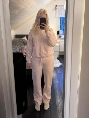 Mjukisbyxor + hoodie set - Set med lågmidjade mjukisbyxor och hoodie från lager 157. Söt ljusrosa färg, byxorna har fickor endast fram. Kan säljas separat om det önskas.