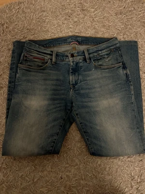 Tommy jeans w30 - Säljer ett riktigt riktigt feta par Tommy jeans. Perfekt för dig som har stil. Storleken är w30 L32. Hör av er om ni är intresserade