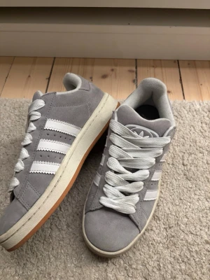 Adidas campus - Säljer ett par helt orörda gråa adidas campus. Noll defekter, aldrig använda💗