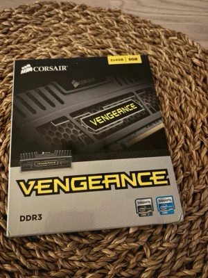 Corsair Vengeance DDR3 8GB RAM - Corsair Vengeance DDR3 RAM-kit med 2x4GB minnesmoduler, totalt 8GB. Designad för hög prestanda och överklockning, passar Intel Core i3, i5 och i7. Svart och gul förpackning med tydlig Vengeance-logga. Perfekt för gaming eller uppgradering av dator.