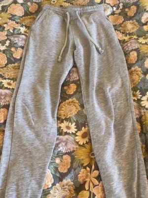 Grå mjukisbyxor  - Säljer ett par klassiska grå mjukisbyxor. Pris går att diskutera 💞💞 