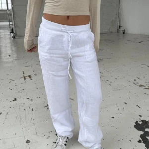 Linnebyxor  - Jättefina, vita linnebyxor från design by si i xs🩷 Enbart testade med prislappen kvar och säljer då de var lite för lösa för min smak! Ordinarie pris 600