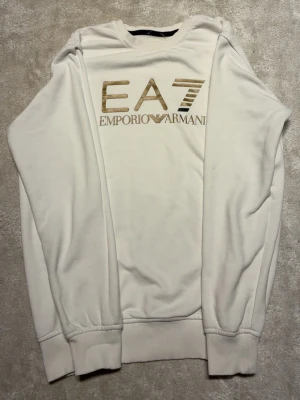 Armani tröja vit - Säljer min Armani tröja då den blivit för liten men i super fint skick och säljer inte dyrt då jag behöver pengar.                                   Pris kan diskuteras vid en snabb affär 