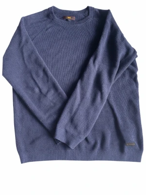 Lee - Hej! Säljer en fin Lee tröja i st (S), knappast använd och väldigt bra skick!