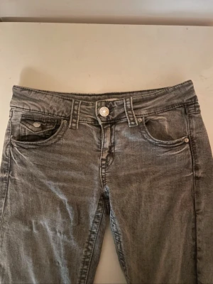 Grå jeans med fickdetaljer - Jättesnygga jeans från gina med en låg midja och inga fläckar eller hål eller så! Det är i storlek 158 men det passar äver xs och xss!