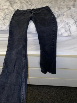 Bootcut jeans - Snygga lågmidjade jeans från junkyard. 