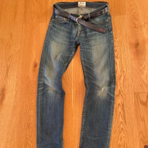 Blå Acne Studios jeans  - Säljer ett par riktigt snygga Acne Studios jeans med schyssta Vintage fades🙌🏻  De har stretch vilket gör dem extremt sköna! De har ett hål/slitning vid ena knät annars väldigt fint skick! Modellen på bilden är 183cm lång Storlek 31/32 Hör av er vid frågor och kom med bud!!! 