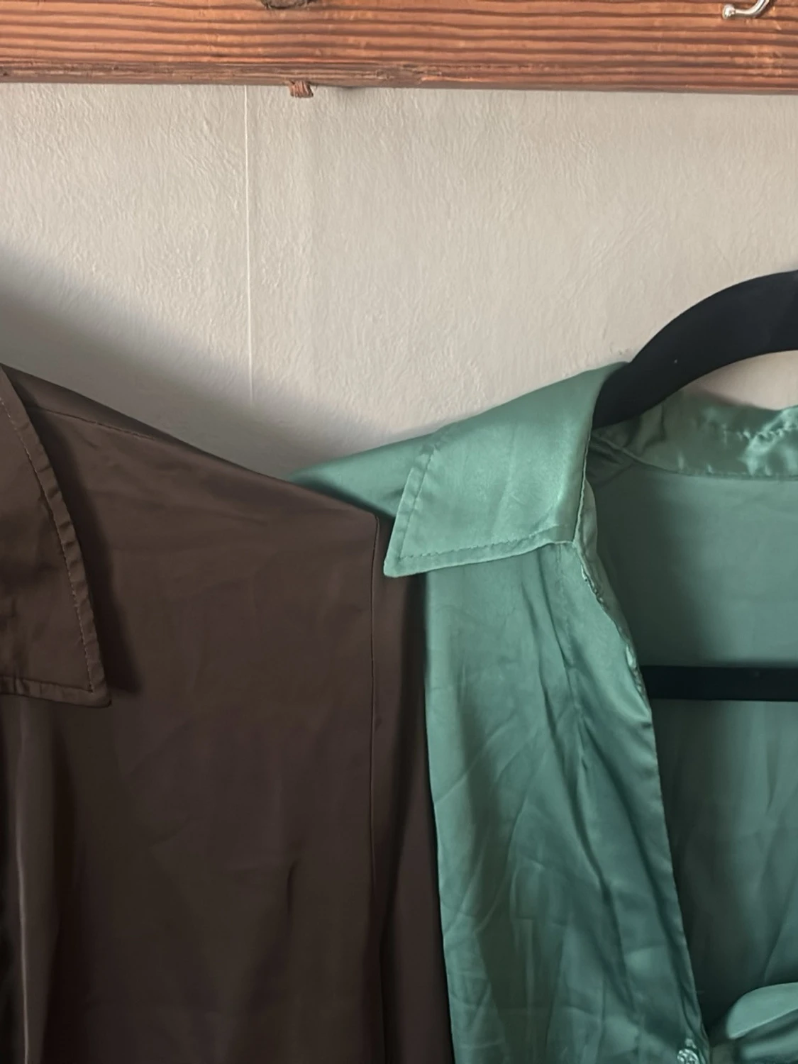 Två långärmade skjortor i satinlook - 1