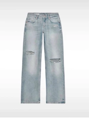 Zara jeans - Säljer mina skitsnygga Zara jeans som tyvärr inte passar. Dem är väldigt populära just nu och köpte av en annan för 900 därför sätter jag ett högre pris. Hör av er vid frågor!💕