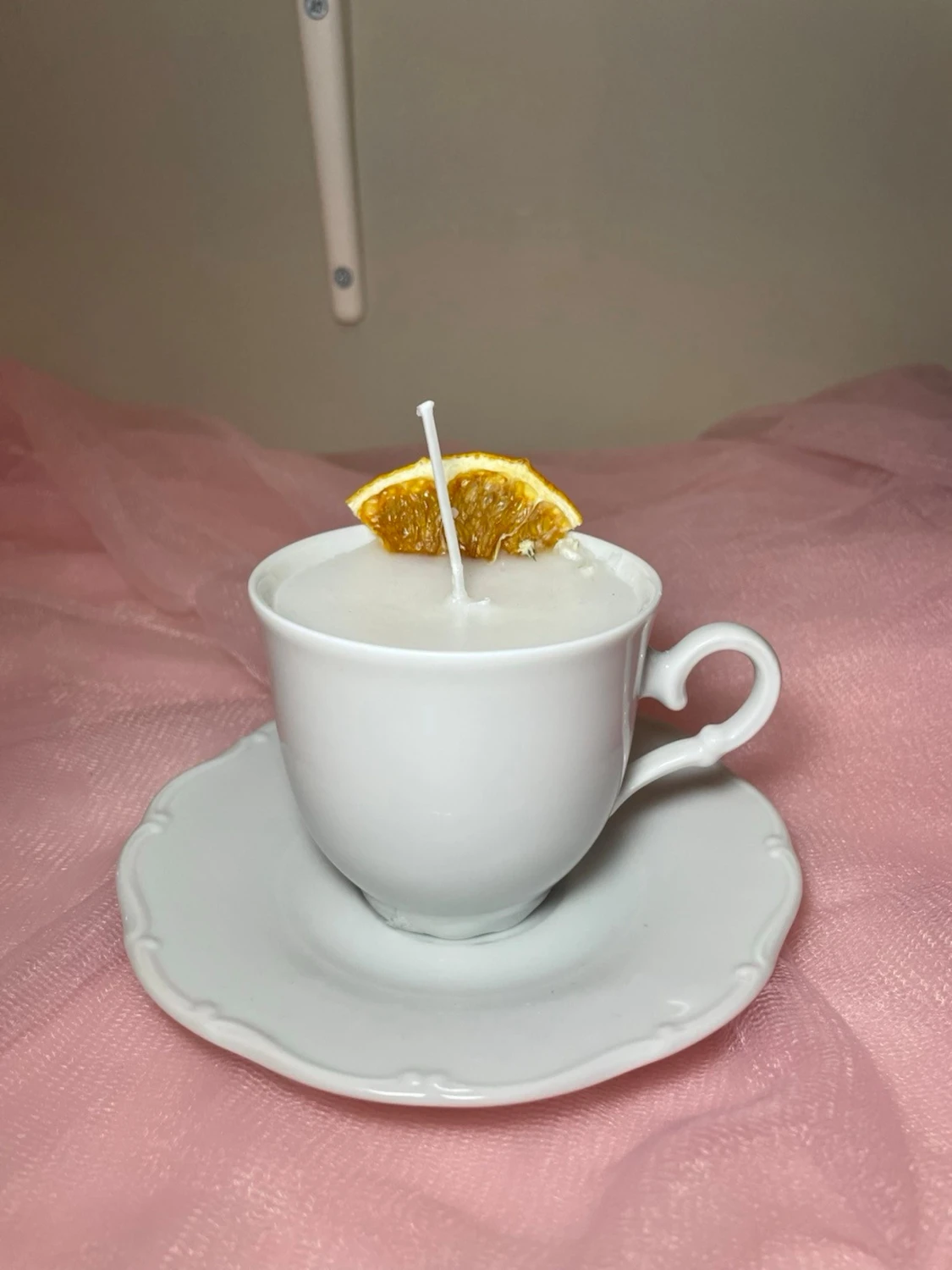 Doftljus med vaniljdoft i en vit tekopp  - 2