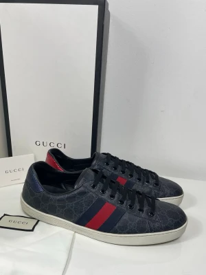 Gucci Ace Skor - Säljer nu dessa Gucci ace skor i uk 7 som motsvarar storlek 41, skriv för fler bilder/frågor🙌🏼