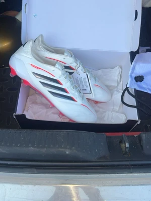 Adidas Copa vita fotbollsskor - Helt oanvända med lappen kvar, storlek 43 1/3. Priset kan diskuteras 