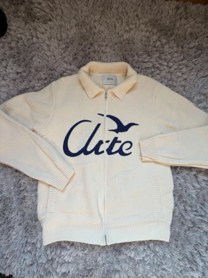 Arte Cream Cardigan 100% Bomull Storlek M - Säljer denna ultra clean Arte cardigan i beige/cream, ultra soft skönt material och riktigt bra passform. I princip felfri förutom en fläck på taggen men resten av plagget är som ny. Rekommenderas starkt. Storlek M