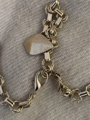 Guldigt bälte i metall  - Användning till jeans, byxor, overzied tröja eller varför inte en klänning💕från NA-KD 