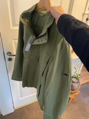 J.Lindeberg  - Ny fieldjacka från j.lindeberg i storlek M. Mitt pris 2300kr. Hör av er vid frågor eller funderingar.