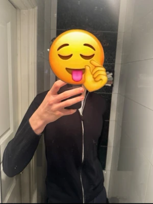 Svart zip up från stenströms - Säljer denna riktigt feta zip up tröja från stenströms endast testad ett fåtal gånger och använd vid ett tillfälle säljer pga för liten på mig den är storlek S, kvittot finns och köpt på nk kvitto finns hör av er för mer bilder osv