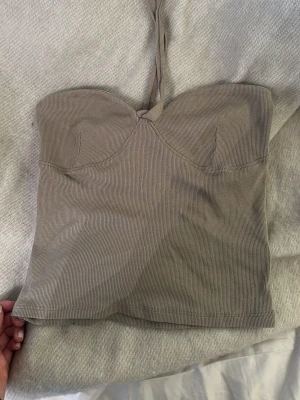 Beige topp (croppad) - Från gina. Avnänd 1-2 gånger max.