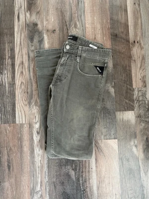Replay Anbass Blue Jeans  - Säljer nu mina otroligt stilrena Replay jeans. Jeansen är sparsamt änvända och i fint skick utan hål, fläckar mm. Jeansen är i storleken 28/30, och har en otroligt snygg ”grå/grön” färg. Dessa är köpta på Hede och nypriset är 1600kr :) Hör av er vid mer frågor/Mio