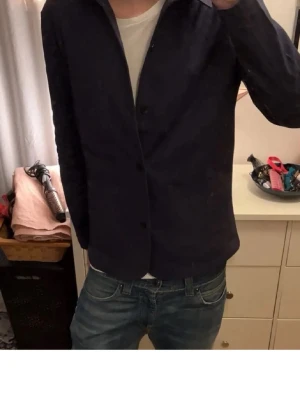 Donce de la sense overshirt (nya) - Riktigt najs helt oanvänd marinblå overshirt i storlek L, MEN SITTER SOM MEDIUM. perfekt slim runt kroppen och material av hög kvalité de känner man. Nypris är 1400kr har jag för mig, denna är oanvänd! Köptes för någon vecka sen från deras hemsida.