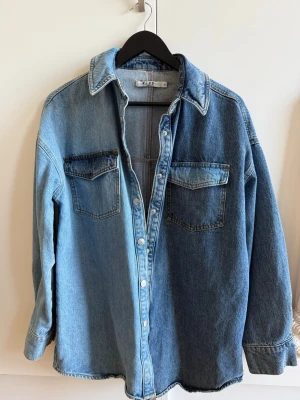 Jeansjacka - Häftig jeansjacka i två olika blå färger, från NA-KD i storlek 36 💙  Snygg och trendig modell i klassisk denim med avslappnad/oversized passform.  I fint skick. Säljer då den inte kommer till användning ✨