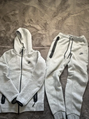 Nike tech set - Säljer en grå Nike tech tracksuit i storlek S, fick som Eid present. Pris kan diskuteras vid snabbaffär.