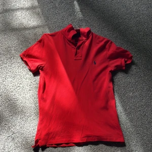 Ralph lauren pike  - Säljer nu min Ralph lauren piké som är i bra skick men den liten defekt som knappt syns kan skicka bild, skriv vid minsta lilla intresse 