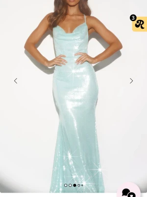 Balklänning från hello molly - Säljer en  turkos oanvänd balklänning i storlek M från Hello Molly med tunna axelband och öppen rygg❤️ (Nu är den slutsåld på hemsidan). Den har etikett kvar. 