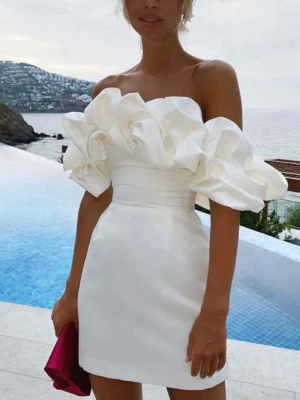 Vit studentklänning - Jättefin klänning perfekt till studenten eller mottagaren, den är helt oanvänd och prislappen sitter kvar💞