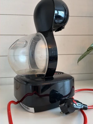 Kaffekapslar Pingvin - Krups - Svart  kaffemaskin från Krups med modern design och rundade former. Enligt bild.