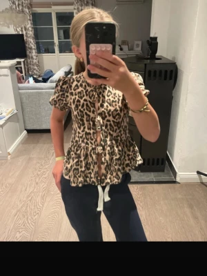 Leopardmönstrad blus  - Snygg blus med leopardmönster och korta puffärmar. Har inte använt så mycket.