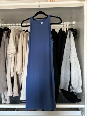 Blå ribbad klänning  - Säljer en enkel och stilren blå ribbad klänning från Old Navy. Klänningen är ärmlös med rund halsringning och i storlek S. Köpt i USA❣️