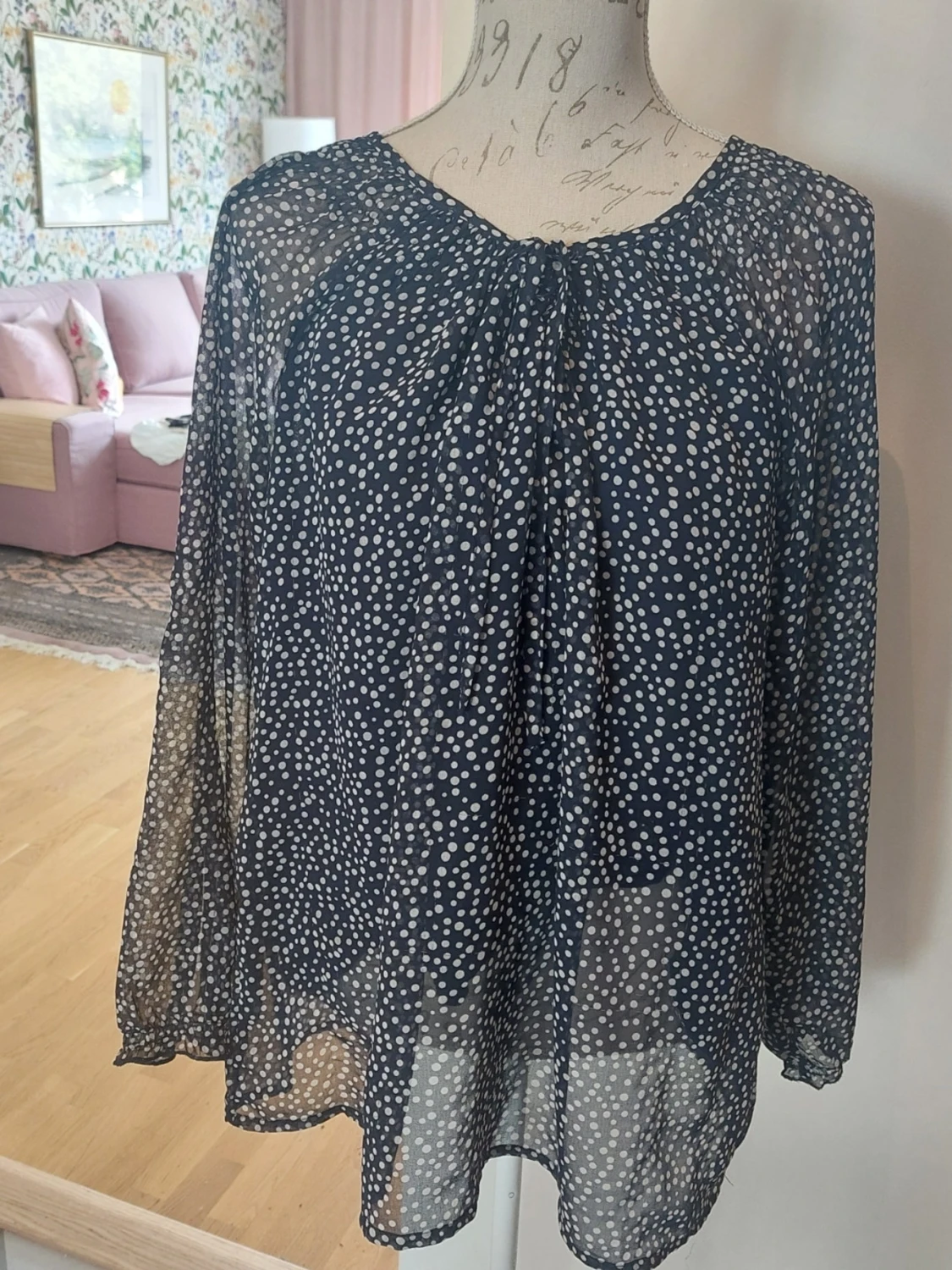 Mörkblå prickig transparent blus