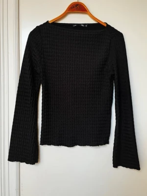 Svart topp - Svart strukturerad långärmad topp i storlek xs från Lager 157