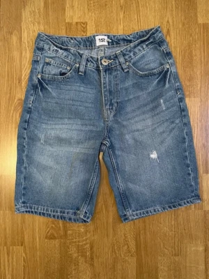 Shorts - Blå herr jeansshorts från Lager 157 i storlek xs