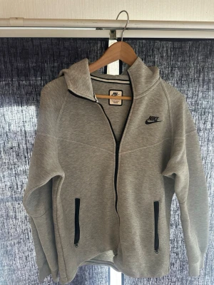 Nike hoodie  - Grå nike hoodie med zip. Storlek M. Varan  är i fint skick 