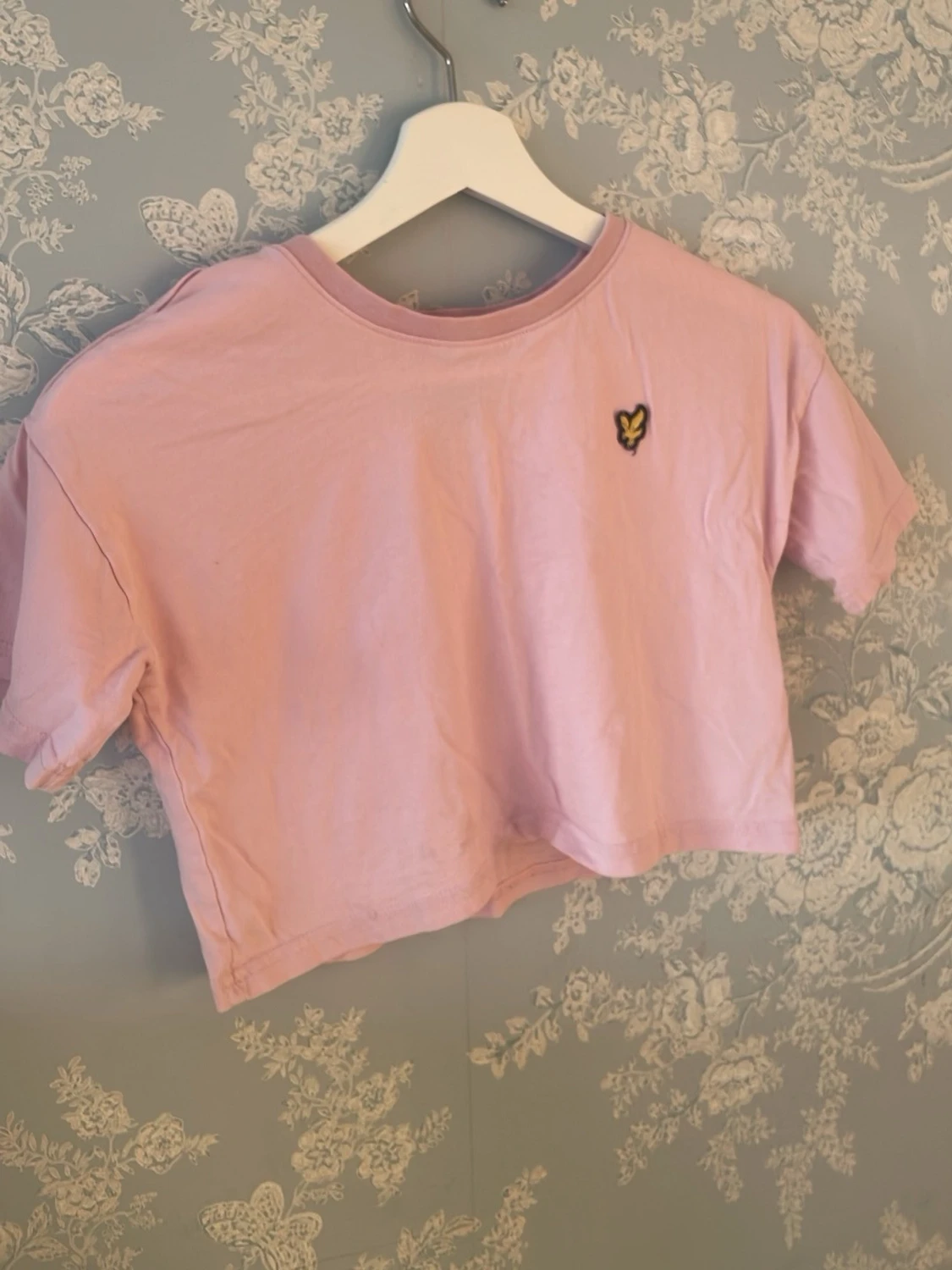 Ljusrosa croppad t-shirt Lyle & Scott