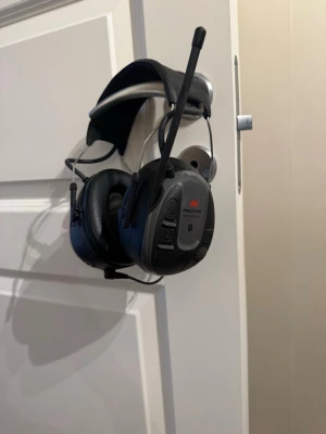 3M Peltor hörselkåpor med Bluetooth - Säljer ett par svarta 3M Peltor hörselkåpor med Bluetooth och mikrofon. De har en robust design med vadderad bygel och stora öronkåpor som sitter skönt runt öronen. Perfekta för dig som vill lyssna på musik eller prata i telefon samtidigt som du skyddar hörseln. Medhörningen är perfekt så du hör kollegorna samtidigt som du lyssnar. Pris kan diskuteras och finns även extra sån grå kåpa helt ny.