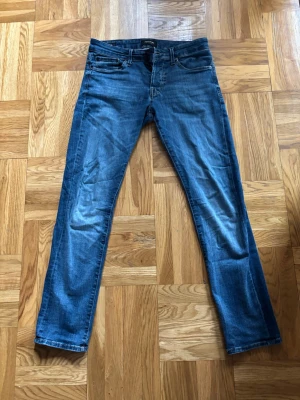 Blåa Jack & Jones jeans Glenn - Säljer ett par  blå jeans från Jack & Jones med slim passform. Storleken är 29/30 och modellen är Glenn . Om du har några funderingar så är det bara att skriva!