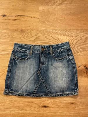 Blå jeanskjol från Only!! 💞💞🥰 - Säljer en snygg blå jeanskjol med slitningar och coola detaljer. Kjolen har framfickor, bälteshällor och två bakfickor med dragkedjor. Perfekt till vardags för en avslappnad och trendig look.