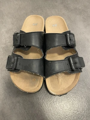 sommar tofflor  - Säljer dessa fina tofflor från H&M i storlek 35. Om man har stolek 36 eventuellt 37 så kan de passa då tofflorna är lite större än storleken. De är i mycket bra skick även om jag har använt dem en del. 