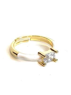 Smal ring med stor cubic zirconia sten  - Fin ring som är long lasting pläderad i Ljusguld med vit band och en stor rektangel formad ädelsten cubic zirconia . Ringen är i storlek 7 men går att dra isär på baksidan då man kan justera storleken 