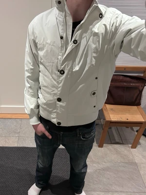 Vit jacka från Sailracing - As snygg jacka från Sailraicing i riktigt bra skick, inga defekter och som ny. Priser går alltid att diskutera. I storlek M men liten i storleken.