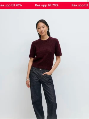 Vinröd stickad tröja Gina Tricot - Mysig vinröd stickad tröja från Gina Tricot med korta ärmar och rund halsringning. Tröjan har en enkel, rak passform och är perfekt för lager på lager. Materialet känns mjukt och skönt mot huden.